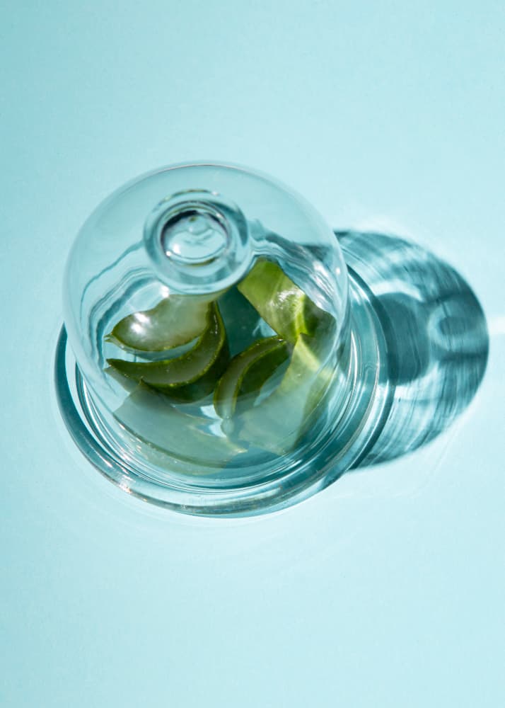 Femme appliquant des soins
